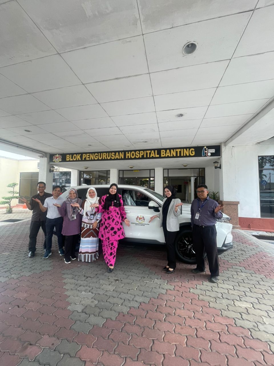 ZahraGO team delivering the vehicle to Hospital Banting